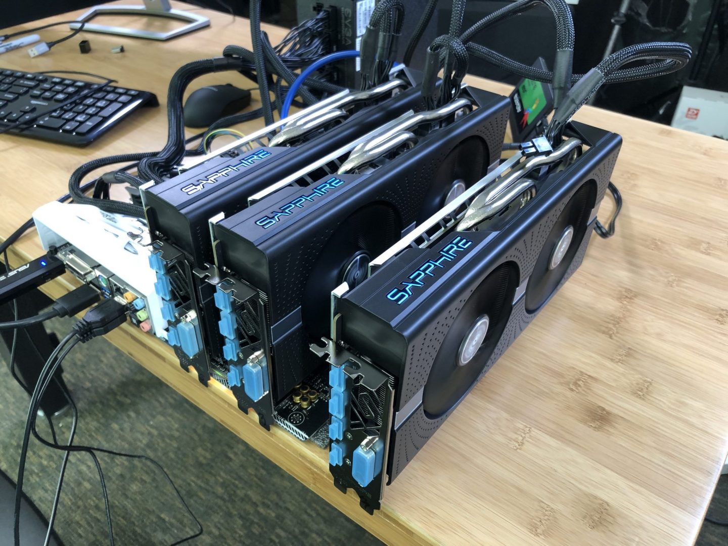 3 CARD SAPPHIRE NITRO+ RX 580 BUILD IS LIVE & MINING ETHEREUM